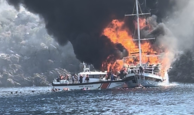 Marmaris'te yanarak batan teknenin sahibi ve kaptanı adliyeye çıkarıldı