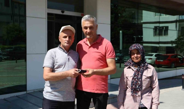 MASKİ personeli cüzdan dolusu parayı sahibine teslim etti