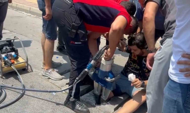 Mersin'de bacağı mazgala sıkışan genci itfaiye kurtardı
