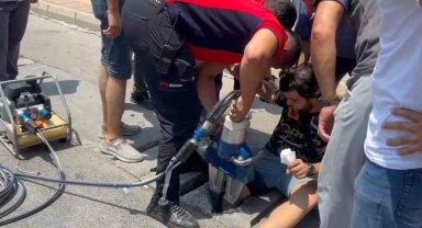 Mersin'de bacağı mazgala sıkışan genci itfaiye kurtardı