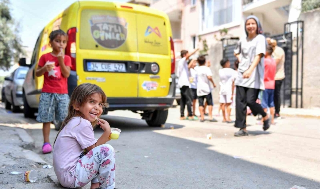 Mersin'de çocuklara limonlu dondurma ikram ediliyor