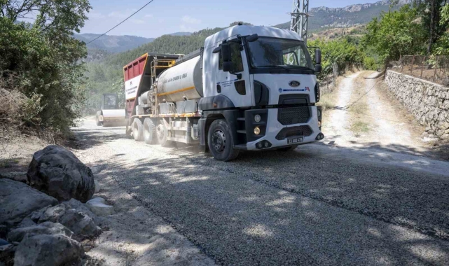 Mersin'de kırsal mahallelerde yol yapım çalışmaları sürüyor