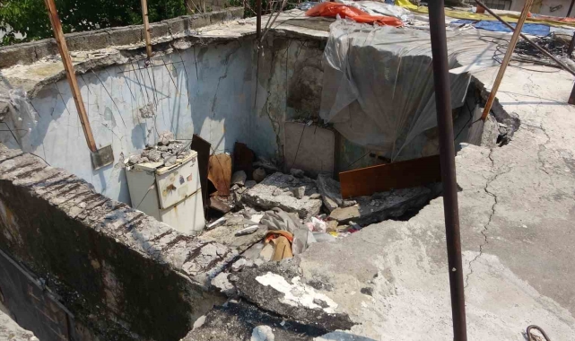 Mersin'de sağanak yağış sonrası bir evin damı çöktü
