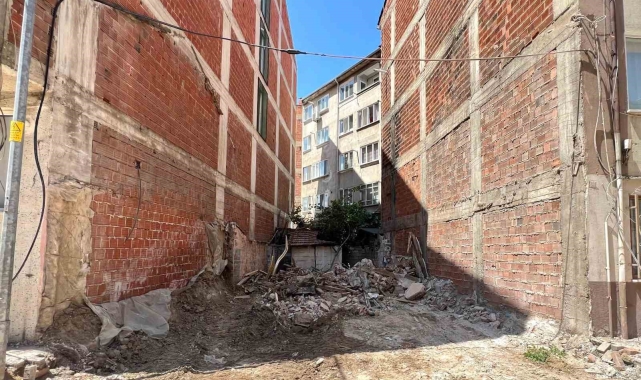 Metruk binalar birer birer yıkılıyor