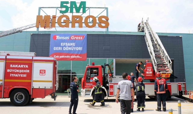 Migros'un çatısında korkutan yangın: Dumanlar bölgeyi kapladı, göz gözü görmedi