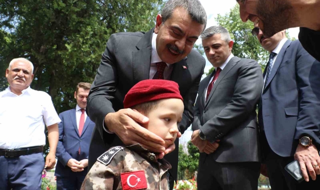 Milli Eğitim Bakanı Tekin, 15 Temmuz Şehitliği'ni ziyaret etti