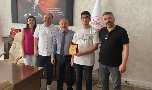 Milli Eğitim Müdürü'nden başarılı öğrenciler ödül