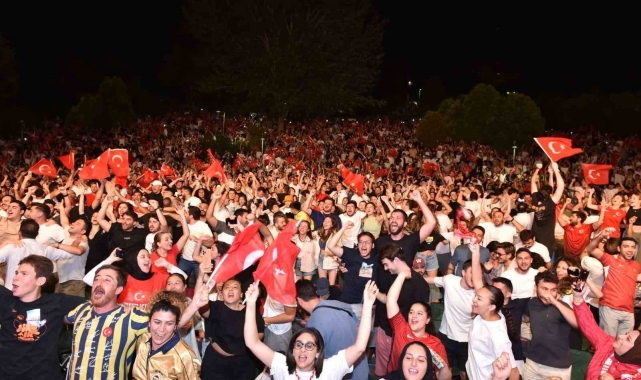 Milli heyecan Beşiktaş'ta Sanatçılar Parkı'nda yaşandı