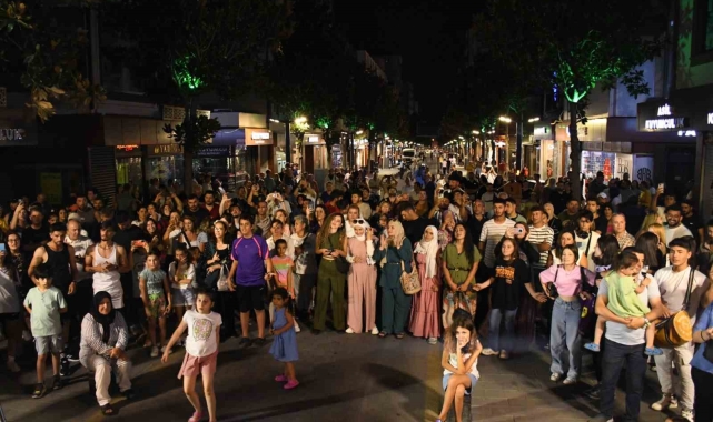 Milli Kuvvetler Caddesi trafiğe kapandı, sanata kapı açtı