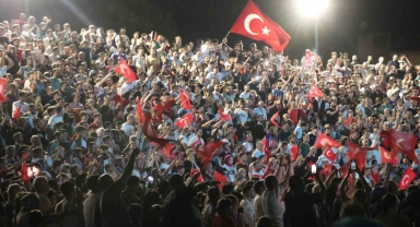 Milli takımın galibiyet coşkusu cadde ve sokaklara sığmadı