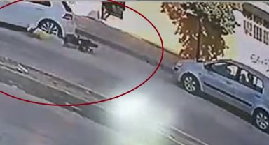 Motosiklet sürücüsünün ölümle burun buruna geldiği anlar kamerada