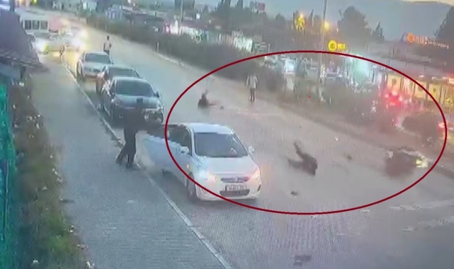 Motosikletin çarptığı 2 yayayı havaya uçurduğu anlar kamerada