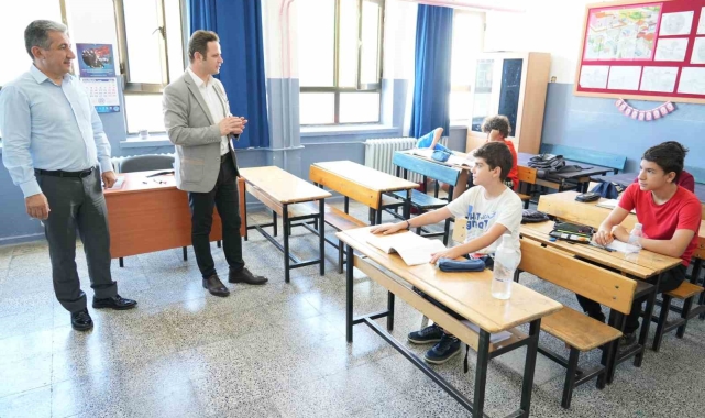 Müdür Çay, yaz kurslarında incelemelerde bulundu