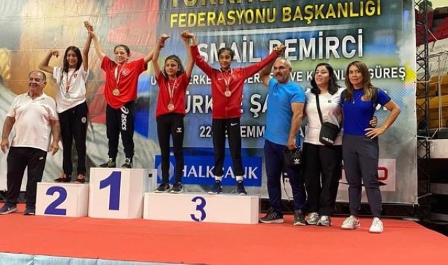 Muğlalı kızlardan güreşte üç derece