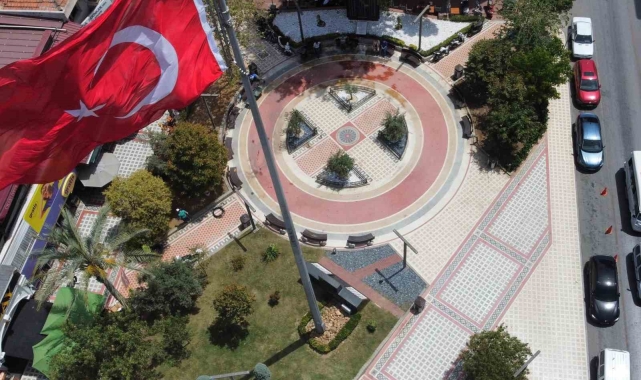 Nazilli Belediyesi'nden meydanda temizlik ve bakım çalışması