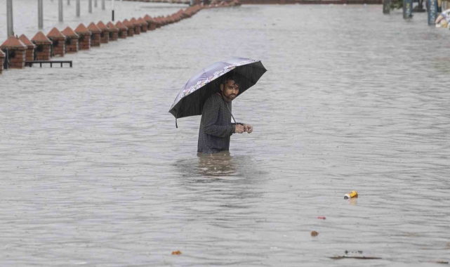 Nepal&#039;de sel ve toprak kayması: 14 ölü