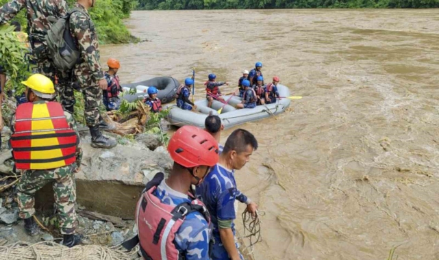 Nepal'de toprak kayması: 12 ölü, 63 kayıp
