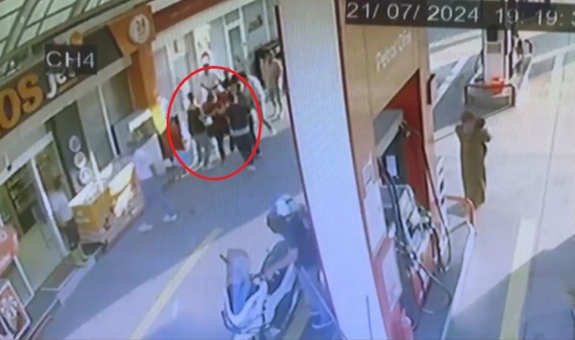 'Niye çöp atıyorsun?' dedi, 15 kişiden dayak yedi