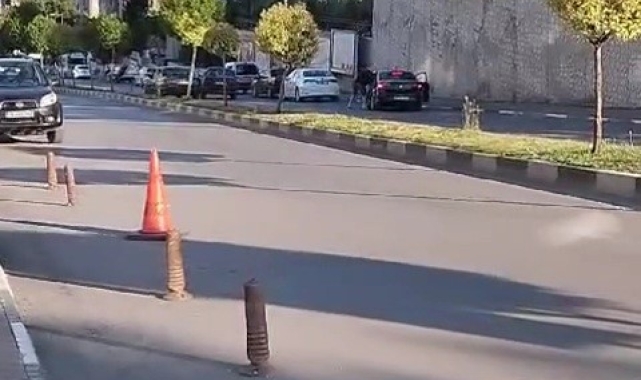 Öfkeli şahıs sürücüyü yumruklayıp, otomobili tekmeledi