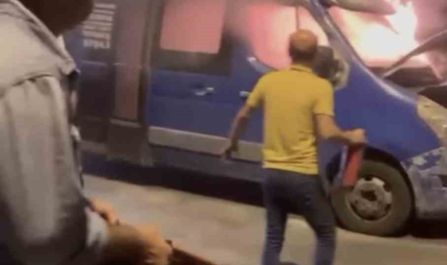 Okmeydanı'nda minibüsün alev alev yandığı anlar: Yolcular son anda indirildi