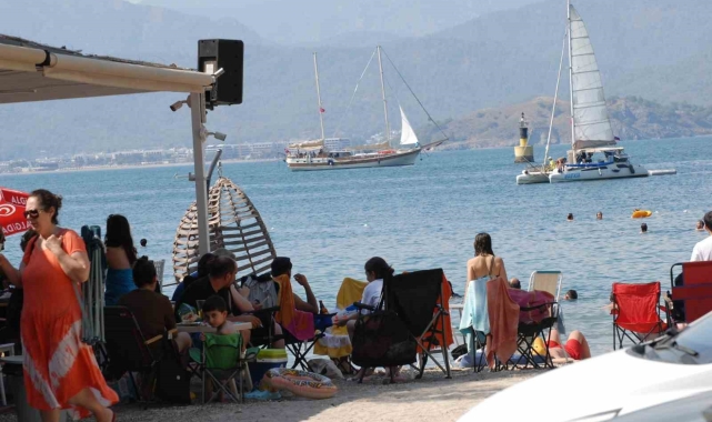 Okulun işlettiği mavi bayraklı plaj tatilcileri ağırlıyor