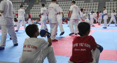 Olimpiyat dışı kalan karateciler Manisa'da kampa girdi