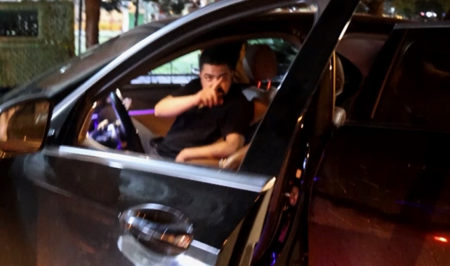 Önce "Görevin bu değil" dedi, bir başka uygulamada gazeteciyi tehdit etti