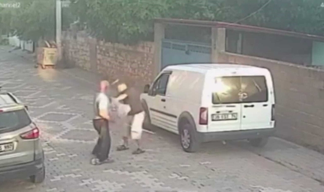 Önünü kestiği yaşlı adama önce tokat attı, ardından sopayla saldırdı