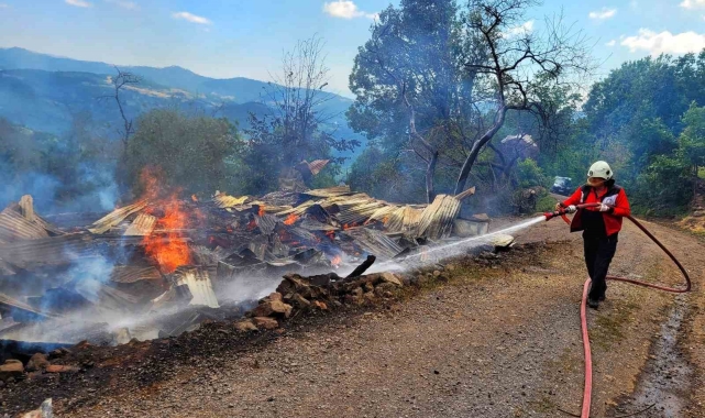 Ordu'da elektrik kontağından çıkan yangın bir evi küle çevirdi