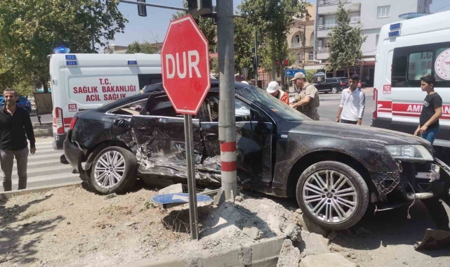 Orman aracı ile otomobil çarpıştı: 2 yaralı