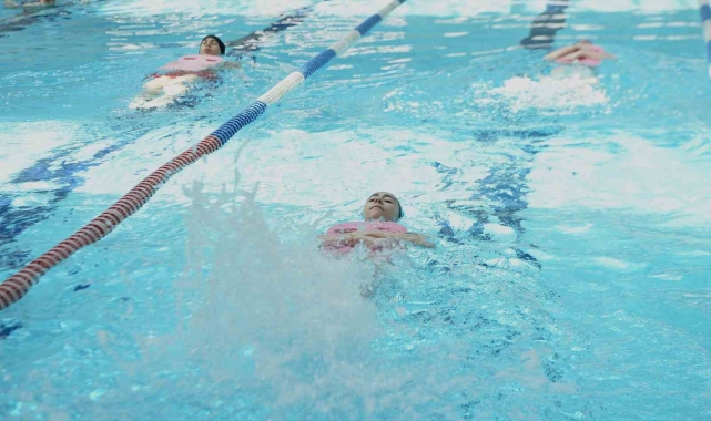 Osmangazi'de öğrenciler yazı yüzerek geçiriyor