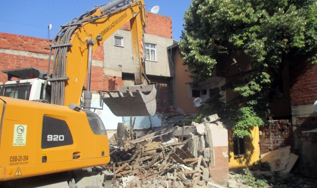 Osmangazi&#039;de tehlike saçan metruk binalar yıkılıyor