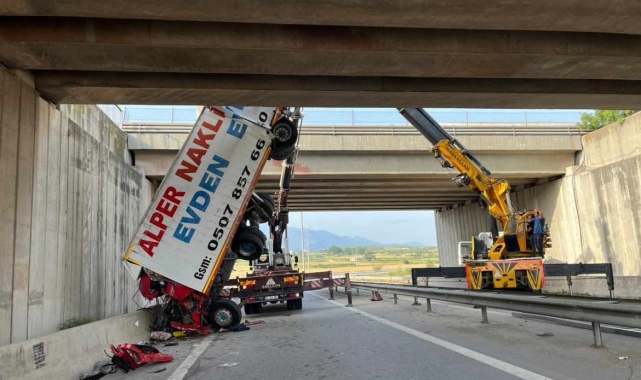 Osmaniye'de kamyon köprüden düştü: 1 ölü