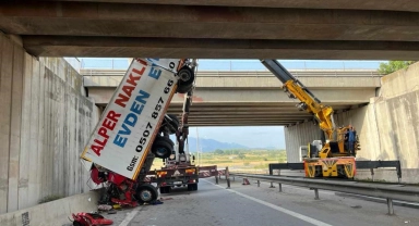 Osmaniye'de kamyon köprüden düştü: 1 ölü