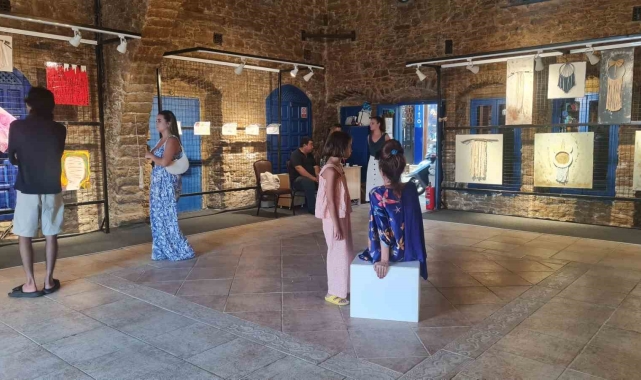 Otizmli öğrencileriyle yaptığı eserleri sergiliyor