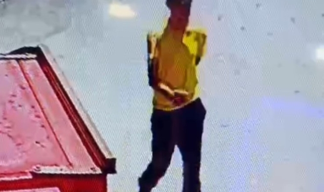 Oto faresini giydiği sarı tişört ele verdi