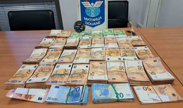 Otobüsün yatak kısmına saklanan 514 bin euro ve 60 bin dolar ele geçirildi