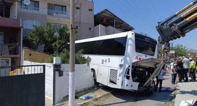 Otobüsün yoldan çıktığı kaza saniye saniye kaydedildi