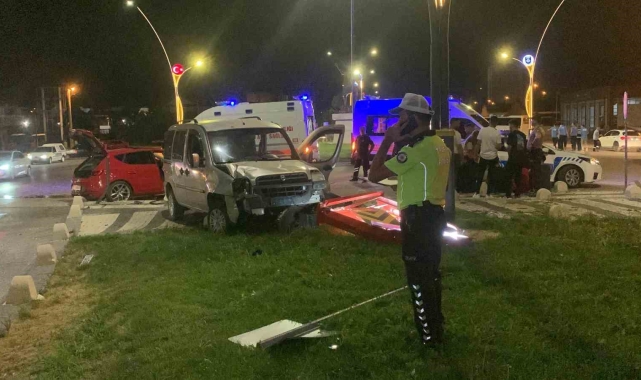 Otomobil ile hafif ticari aracın karıştığı kazada 1'i ağır 4 kişi yaralandı