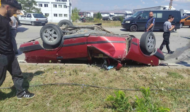 Otomobil, kamyona arkadan çarptı: 1 yaralı