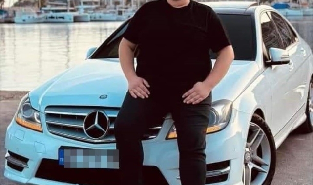 Otomobil refüjdeki direk ve ağaca çarptı: 2 ölü