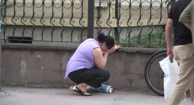 Otomobilin çarptığı köpek telef oldu, sahibi hüngür hüngür ağladı