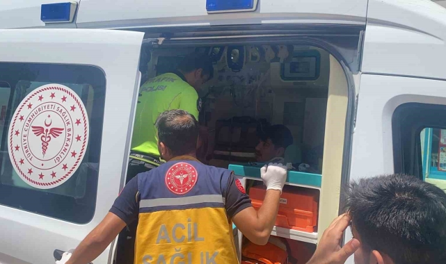 Otomobille 2 motosiklet çarpıştı: 2 yaralı