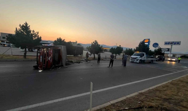 Otomobille kamyonet çarpıştı, 5 kişi yaralandı