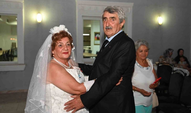 Özlemini çektiği beyaz gelinliği 56 yıl sonra giydi