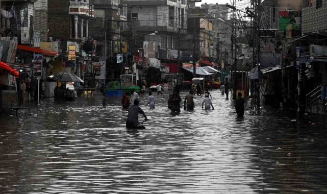 Pakistan muson yağmurlarına teslim oldu: 24 ölü