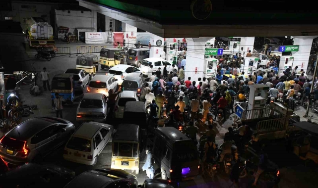 Pakistan&#039;da grev öncesi petrol istasyonlarında uzun kuyruklar oluştu