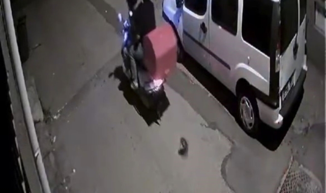Park halindeki aracın aynasını kırdılar...O anlar kamerada
