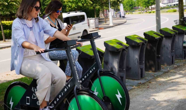Pedal çevirerek telefonları şarj ediyorlar