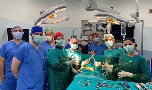 Pektus Canlı Cerrahisi Toplantısı'nda 3 hasta ameliyat edildi